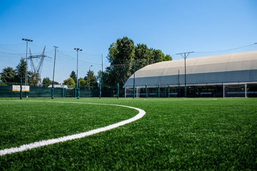 Il campo esterno in erba sintetica del Derbyteam, con le porte e il pallone pressostatico sullo sfondo