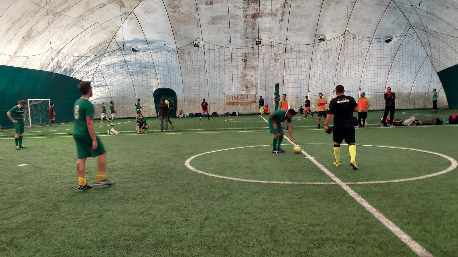 Il campo coperto del Derbyteam illuminato durante una partita serale