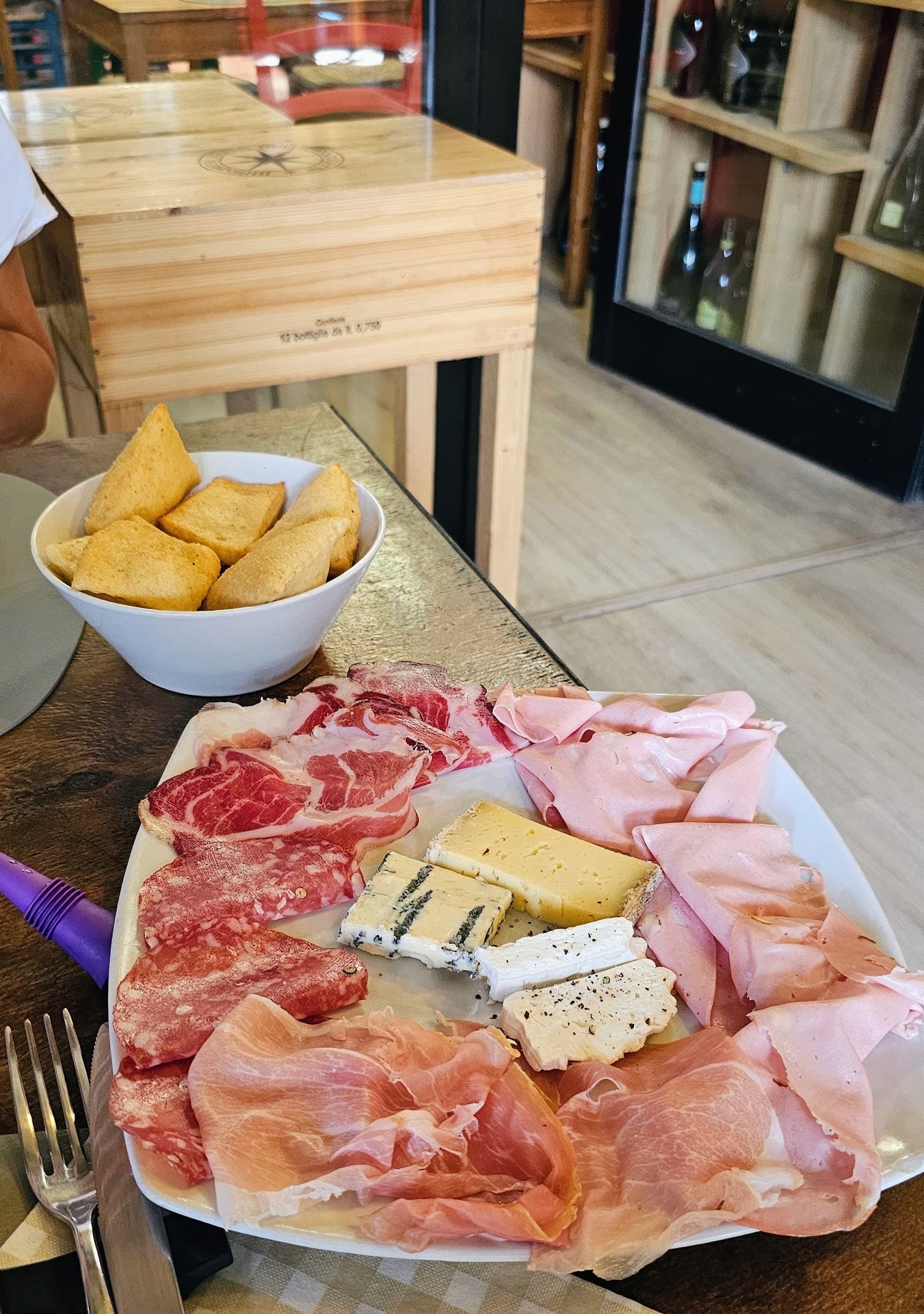 Tagliere di salumi e formaggi con pane dell'osteria