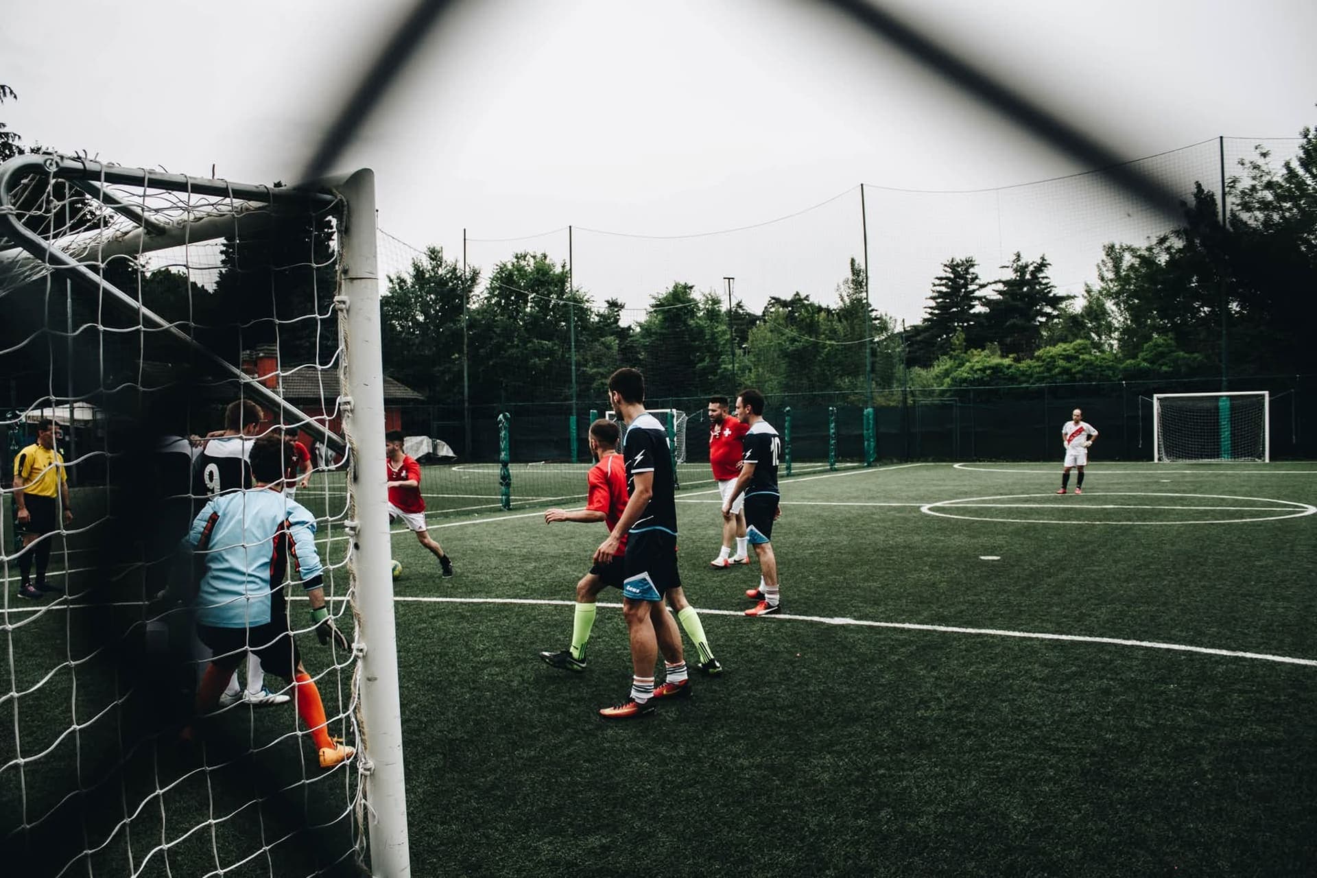 Azione di gioco durante una partita di torneo sul campo esterno del Derbyteam