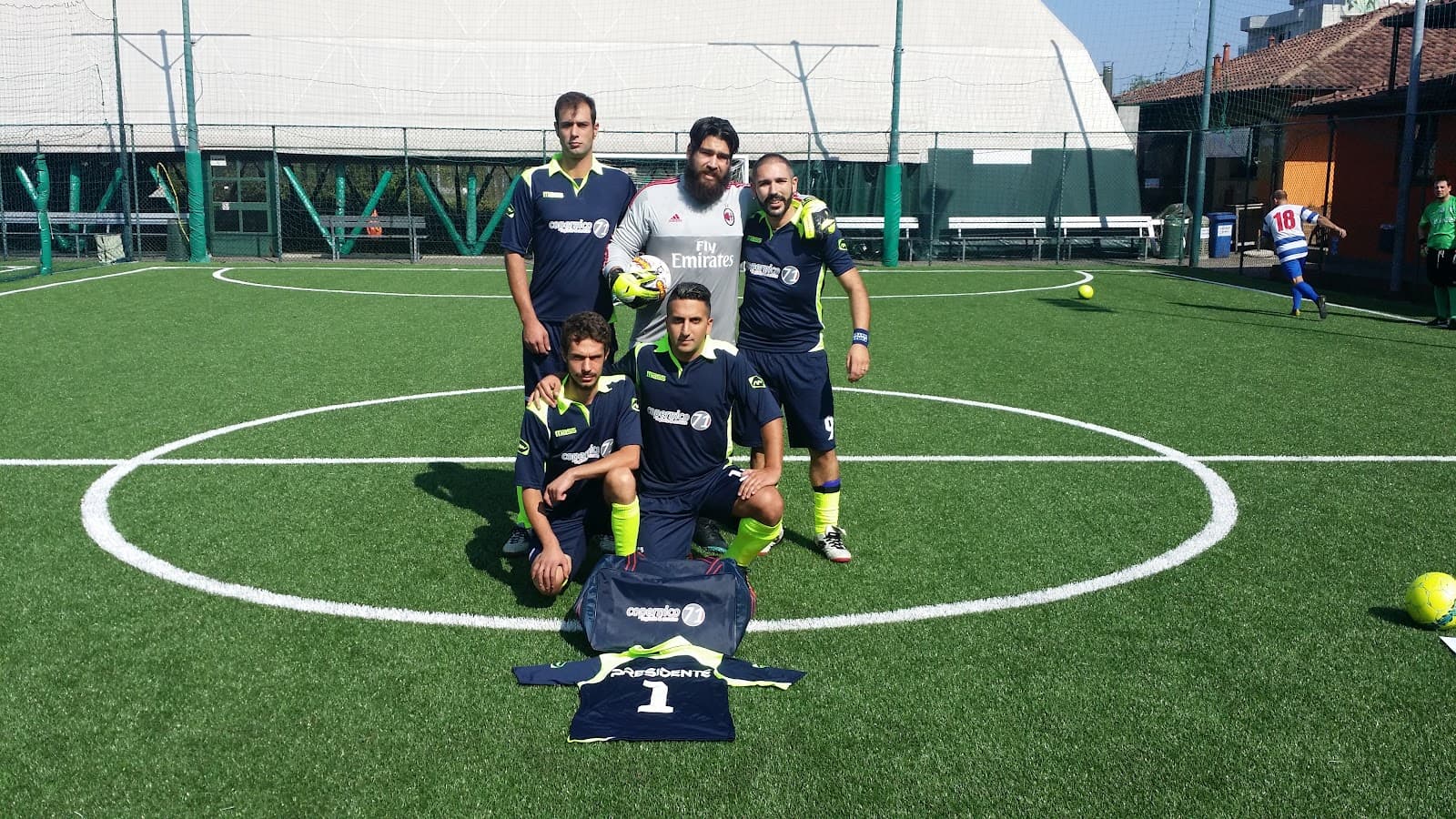 Una squadra schierata a centrocampo prima della partita al Derbyteam